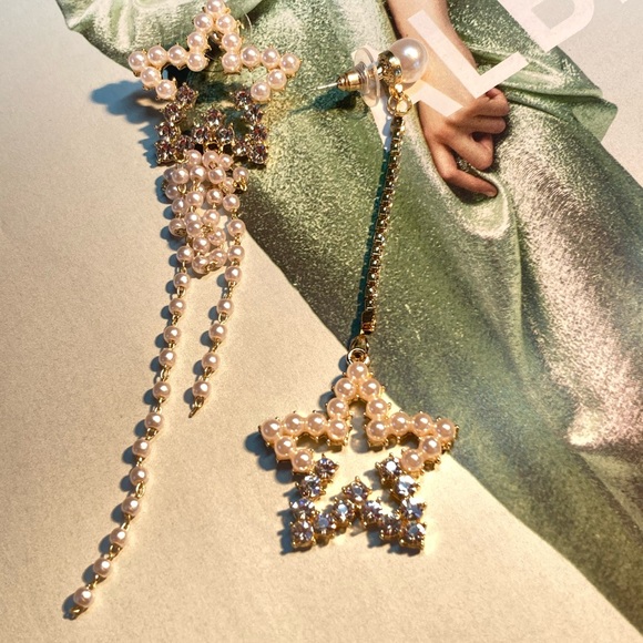 Asymmetrical Star Pearl Crystals Earrings - Picture 4 of 6